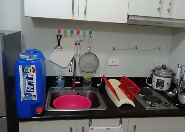 1br Makati Condo-pool View With Fiber Line Internet Manila
